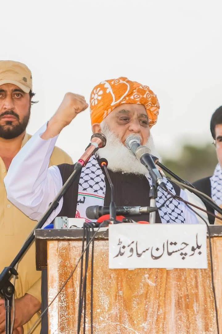 تمام نوجوانوں سے گزارش ہے کہ ایک لمحے کیلئے سوچیں !

اگر قیامت کے دن اللہ تعالیٰ نے ہم سے پوچھا : 
” تم اس بندے کے خلاف کیوں تھے، جس پر میری مخلوق کے 16 لاکھ علماء نے اعتماد کیا ؟ “

تو کیا ہمارے پاس کوئی جواب ہوگا ؟ اگر نہیں !
تو پھر ہم کیوں اُس شخصیت کے مخالف بنیں، جس پر امت کے