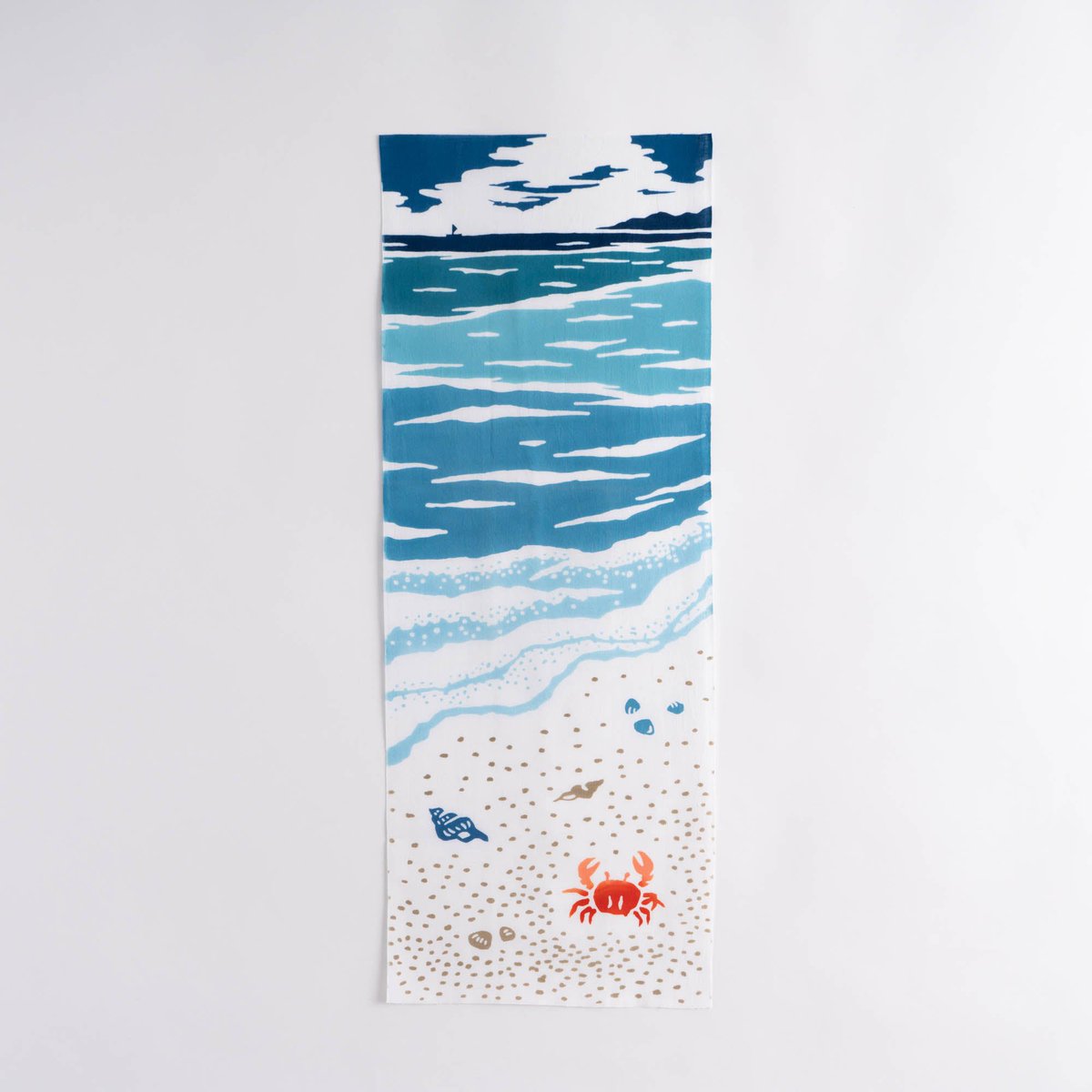 KAMAWANU_PR's tweet image. 今日は #海の日 🏖️⛵️
 ̄ ̄ ̄ ̄ ̄ ̄ ̄ ̄ ̄ ̄
周囲を海に囲まれた島国、日本には
美しい浜辺が各地にあります。
手ぬぐい片手に、海辺をのんびり
ドライブ、散歩もいいですね🦀
潮風に吹かれながら、
夏の訪れを感じましょう🌊
kamawanu-store.jp/products/06002…