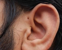 w0nt_cry's tweet image. Some people will never know how satisfying it is to put the sharp part of an earring in this thing