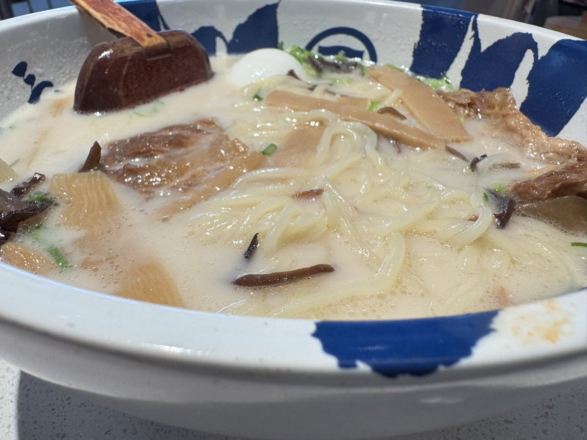 不得不说，味千拉面的大骨头高汤确实出色，味道稳定统一。还能免费续面，还有免费的冻柠檬水。