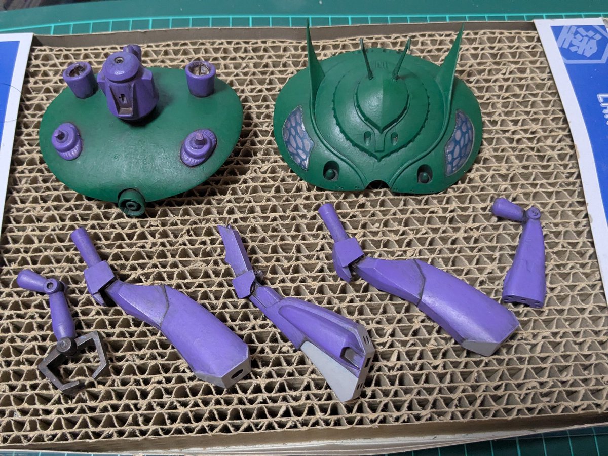 AosBjnMFQ2uA1oT's tweet image. 重機動メカ・ビグザム
ビグザム部分も塗装したので乾燥させて、トップコートを吹こうと思ったら、クローを塗ってなかった…
まあ、もうちょいってことで。
左手の先は紫のままとします。
#集まれインチキ重機動メカ