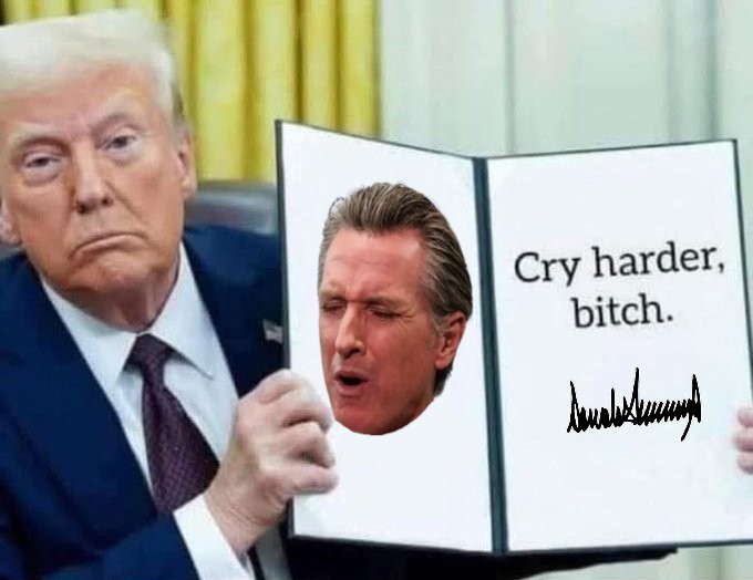 Phoenix2A_1980s's tweet image. Has anybody checked on this wannabe movie villain Gavin lately? Last time I saw him he was crashing out all day on here.
Trump broke this dude 馃槀