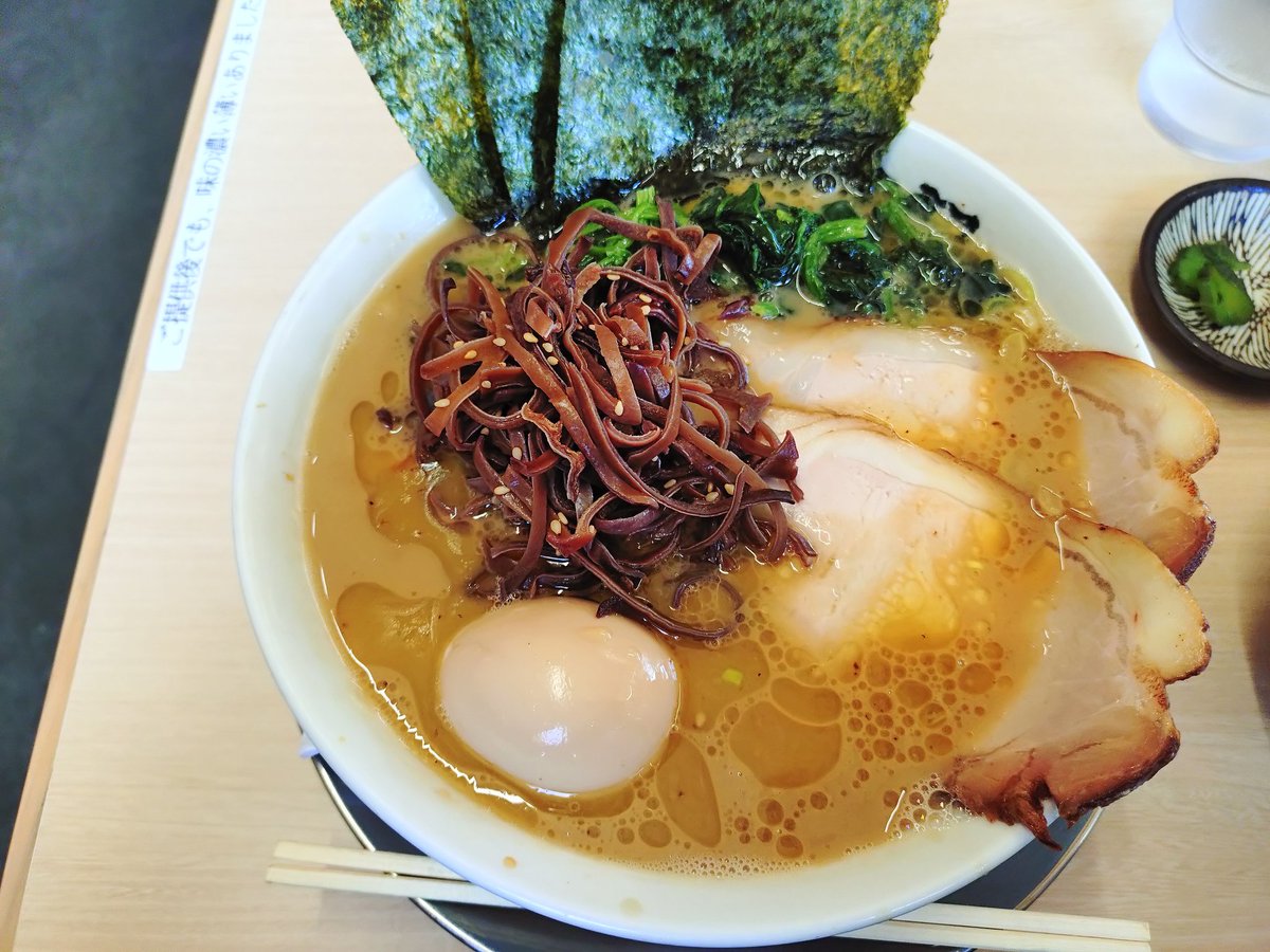 三条のペコのそば店で早めの昼

特製豚骨醤油ラーメン大盛り
きくらげ＋ライス

マイルドな豚骨スープでクセが無く美味しかったです♪
米が高騰してるなかライス100円でおかわり無料はびっくりした！
