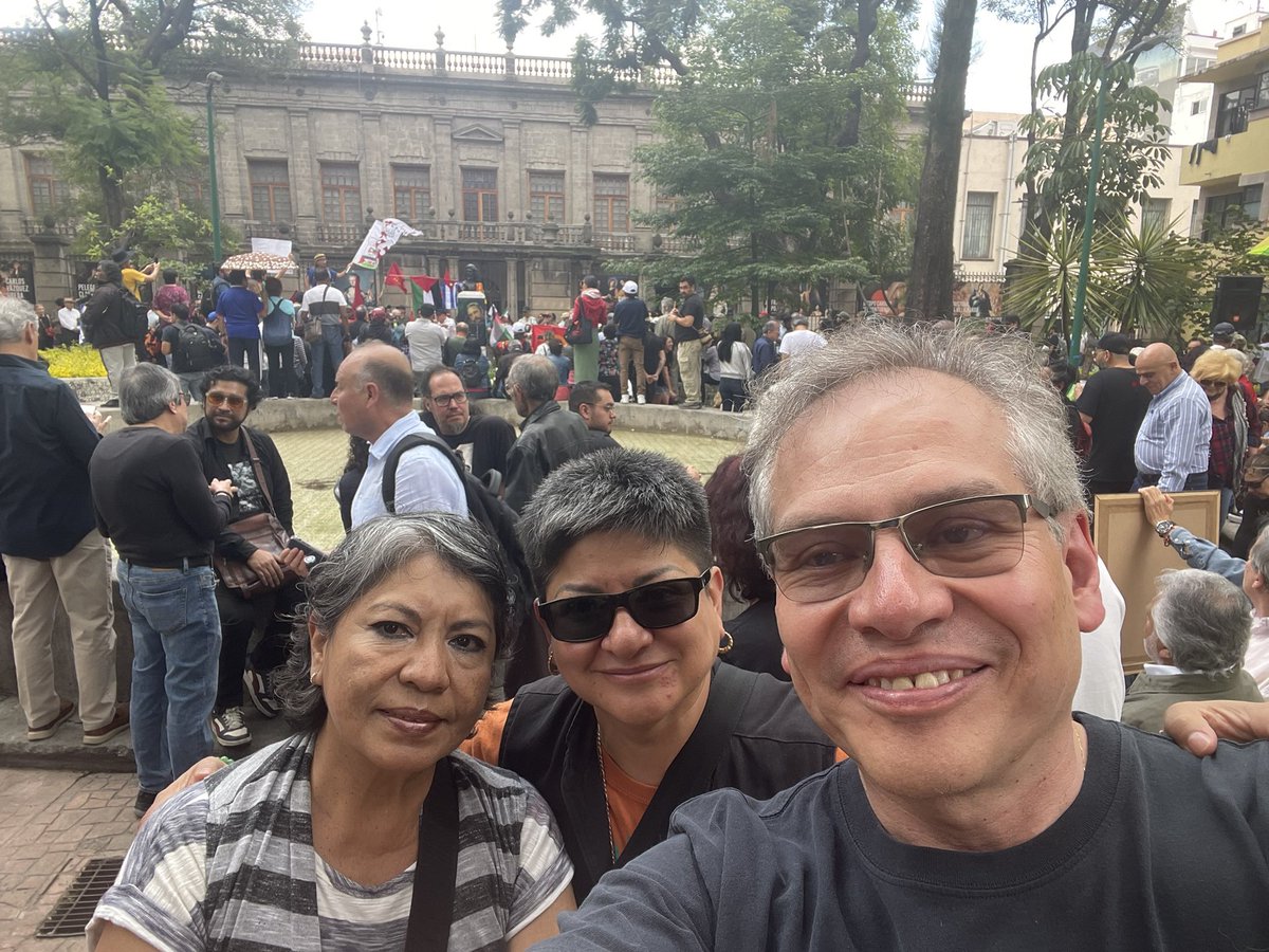 En México, está prohibido que los extranjeros participen en asuntos políticos, incluyendo manifestaciones y protestas con carácter político, sin importar el tema. 

En caso de que haya habido algún extranjero (cubano, por ejemplo) en la manifestación de hoy en la Tabacalera,