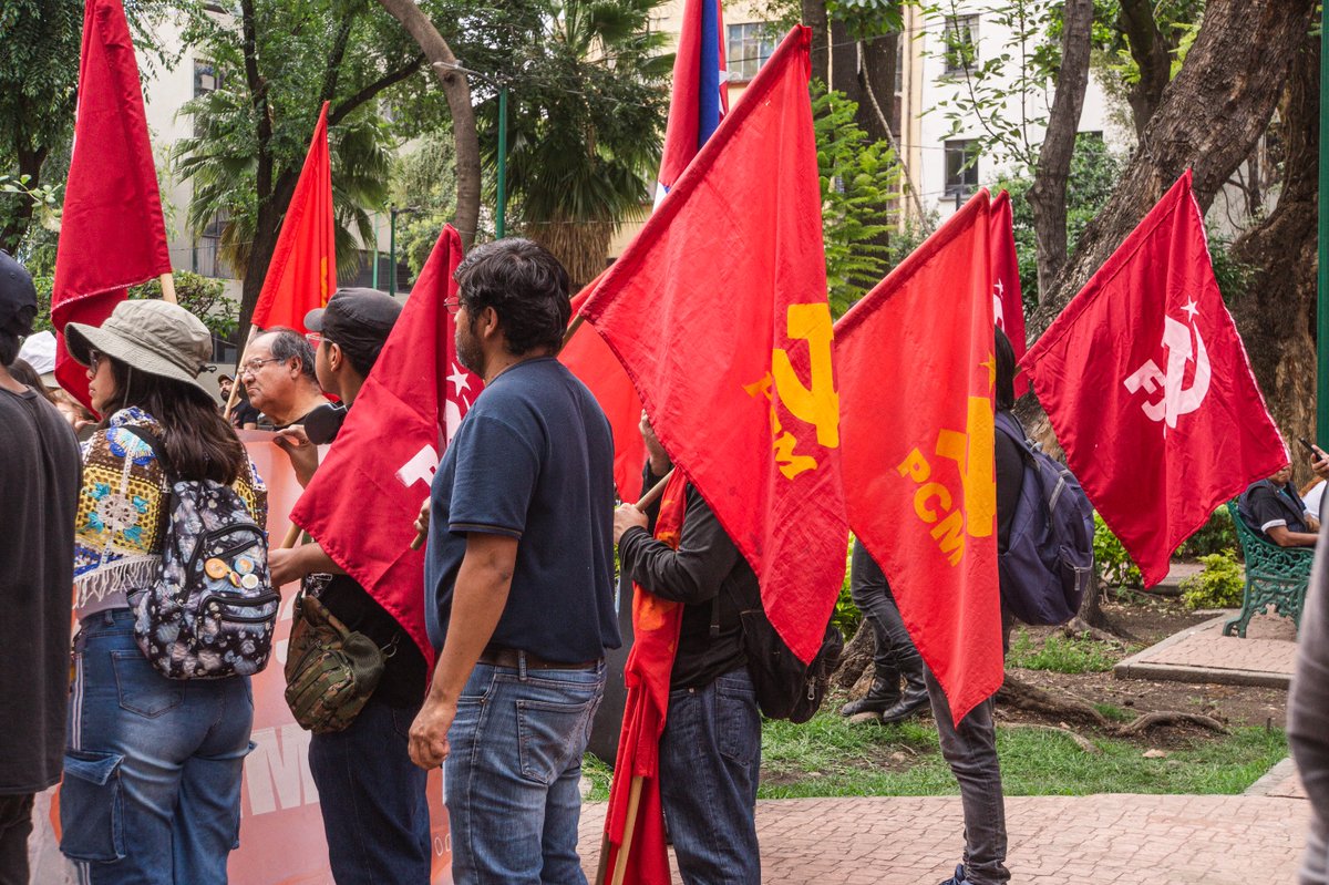 El Machete (@elmachete_mx) on Twitter photo El <a href="/comunistamexico/">Partido Comunista de México *☭</a> con los comandantes Fidel Castro y Ernesto Che Guevara en Tabacalera.
Regresen las estatuas a su lugar. El <a href="/comunistamexico/">Partido Comunista de México *☭</a> con los comandantes Fidel Castro y Ernesto Che Guevara en Tabacalera.
Regresen las estatuas a su lugar.