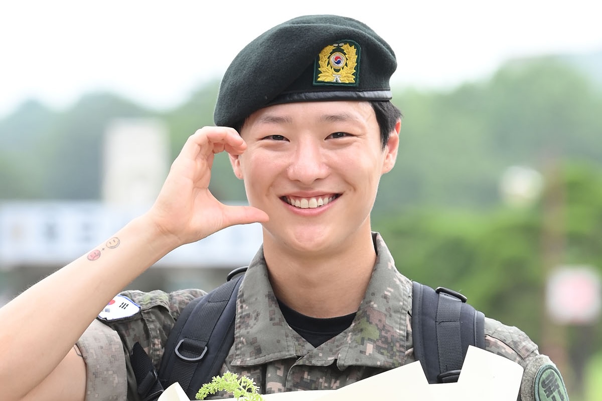 soompi's tweet photo. #WOODZ Discharged From The Military
https://t.co/Tu6LiDJAmI https://t.co/IKuVYTg4gu