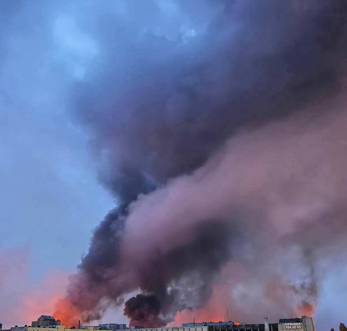 guillaume_ptak's tweet image. Kyiv is burning, once again. Russia keeps bombing innocent civilians, night after night, while the rest of the world looks on.