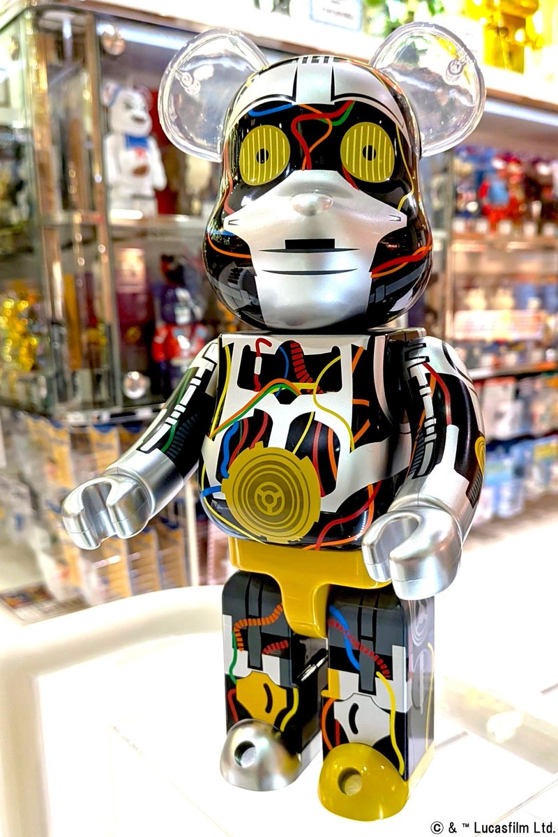 MEDICOM_TOY's tweet image. 【Today's SOLAMACHI】
スター・ウォーズ エピソード1 ファントム・メナスからBE@RBRICK C-3PO™ (The Phantom Menace Ver.)400%が発売中!お馴染みの金色のボディではなく『エピソード1』では銀色がメインのカラーとなっています。
#medicomtoy #メディコムトイ #bearbrick #ベアブリック #STARWARS