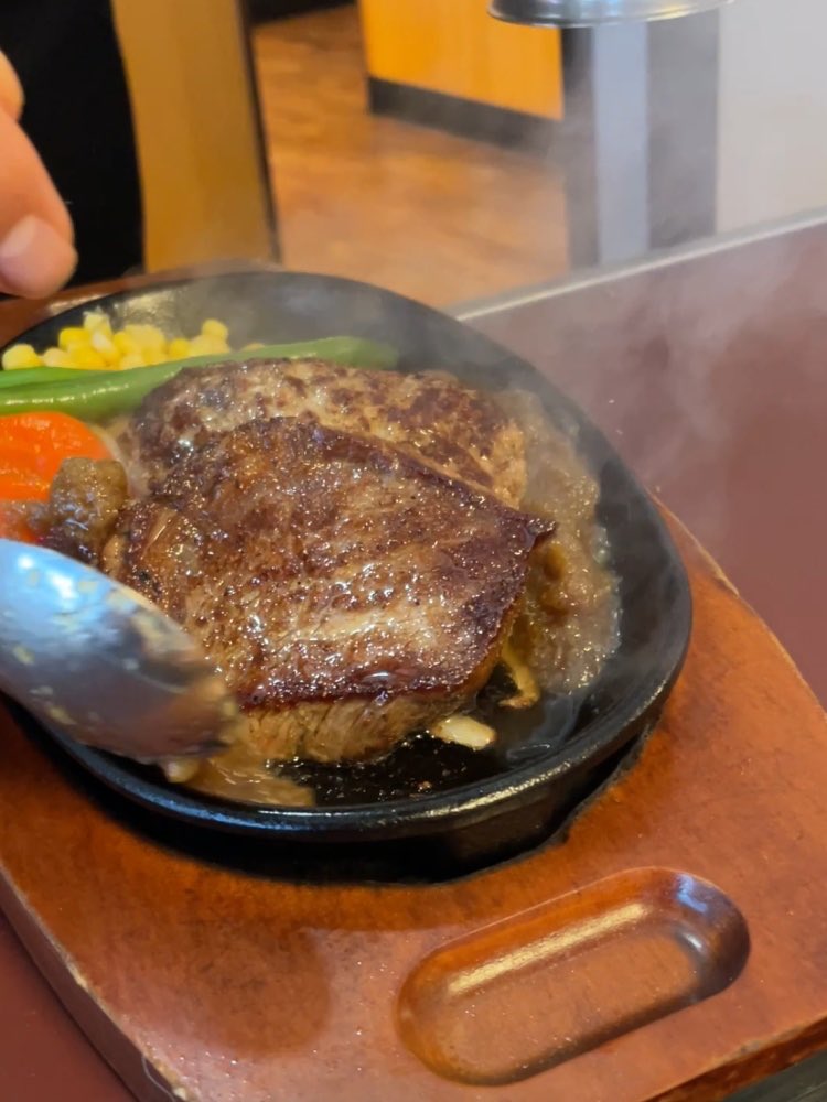 みんな大好き『ステーキ宮』で“ハンバーグ50％増量キャンペーン”開催中！
 
いつもの宮ハンバーグが、お値段そのままに今だけ1.5倍のボリュームに。
ジューシーな牛100％ハンバーグ＋「宮のたれ」は、ご飯がすすみすぎてやばい。