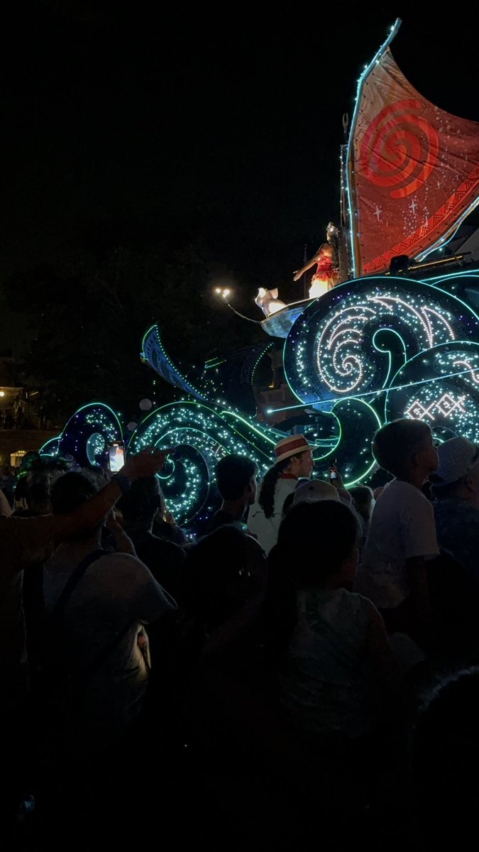 Gymcoachsnell's tweet photo. Very impressed with Startlight! Great nods to parades gone by and stands out on its own! https://t.co/SOdibt1KWy