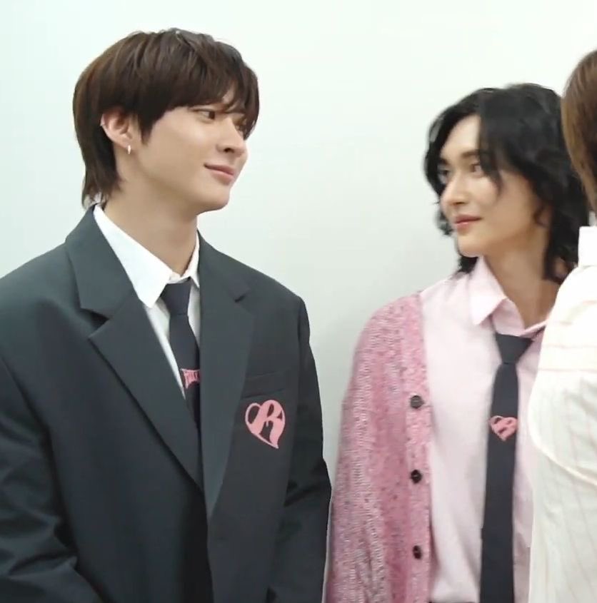 suzzangriize's tweet image. 얼씨구..