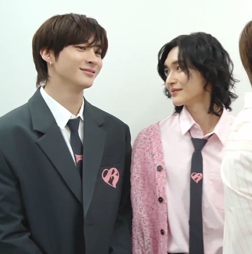 suzzangriize's tweet image. 얼씨구..