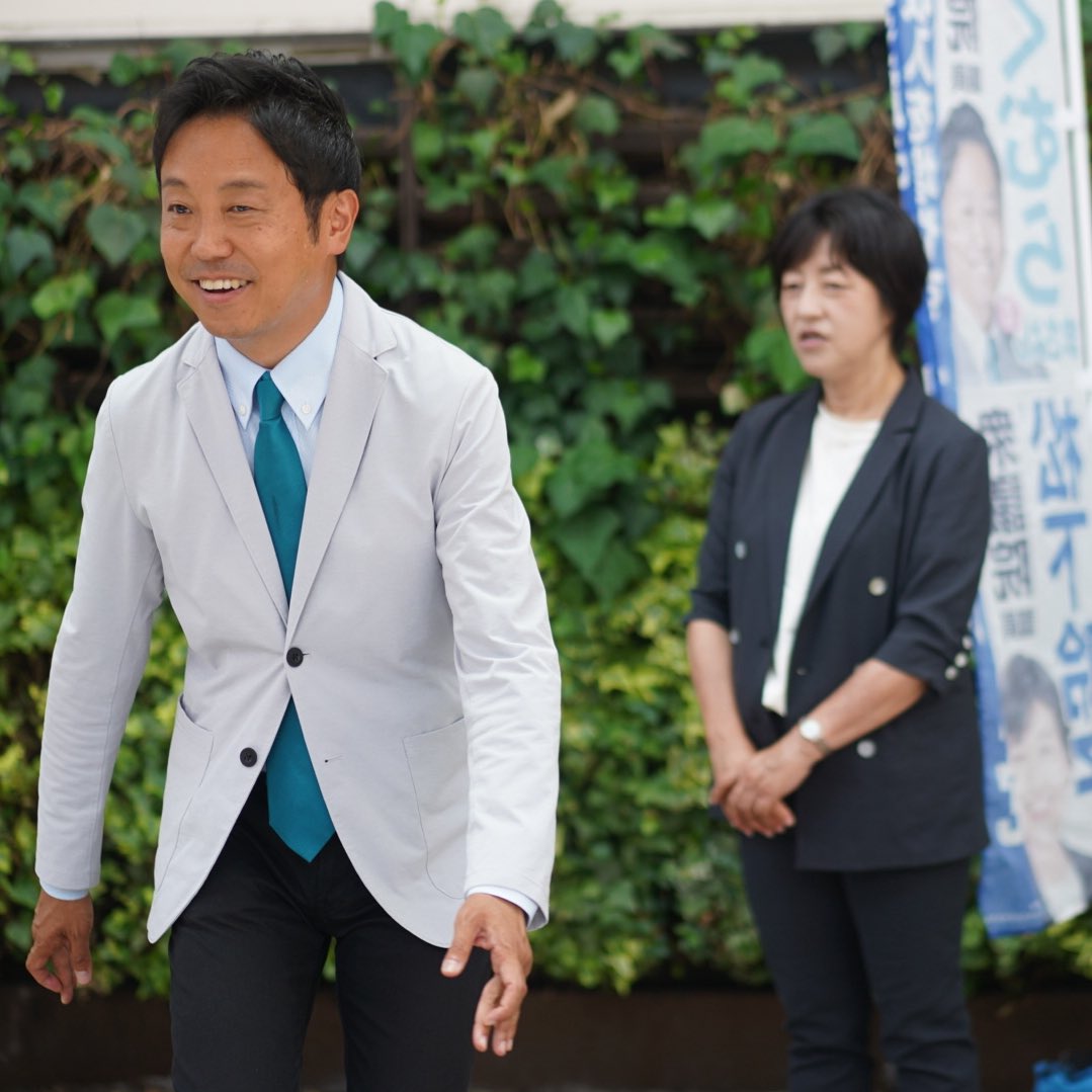 moritakayuki's tweet photo. おくむらまさよしさんと吉祥寺駅で選挙後のご挨拶。流石にちょっと元気なかったけど、こんな時でも「こんなに集まってくれて感動です」とか、「この後党のために何ができるか考えたい」とかって言葉が出るのがおっくんなんだよなぁとしみじみすると同時に、改めて悔しさが込み上げてきました。 https://t.co/e10bAv1rXb