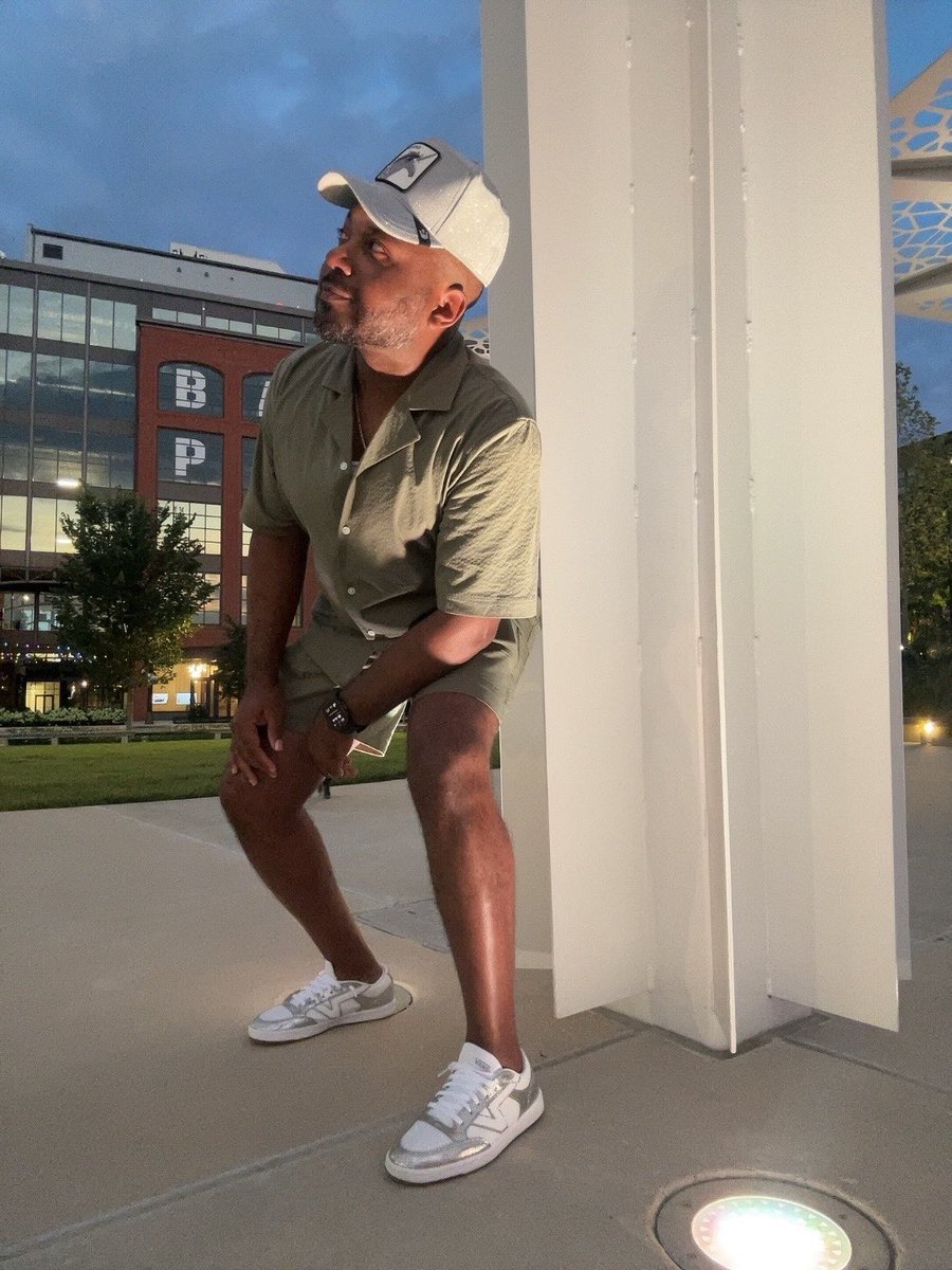 TheeJoeBraxton's tweet image. Healing starts when we stop hiding.

Sending love and positivity your way. Have the best week ever.

#Loveyourself #healingispower