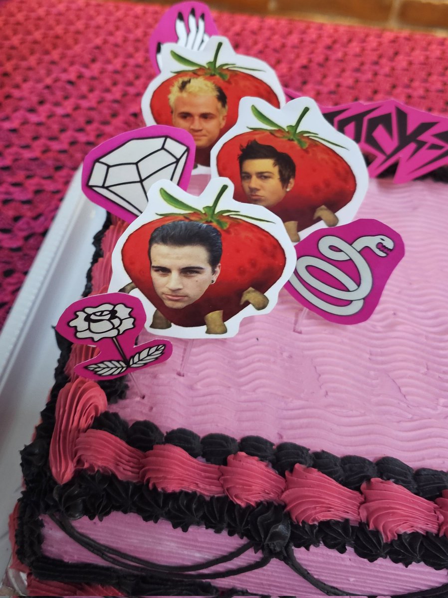 Maindesu11's tweet image. My birthday cake this year &amp;lt;3
@TheOfficialA7X
