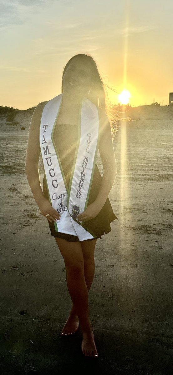 JannerShae's tweet photo. Took some time to snap pics of a future TAMUCC Islander alumni.  She makes us all so proud. 21 more weeks and then who knows!!?!?!? The world is your oyster. #tamucc https://t.co/poML1aLAAe
