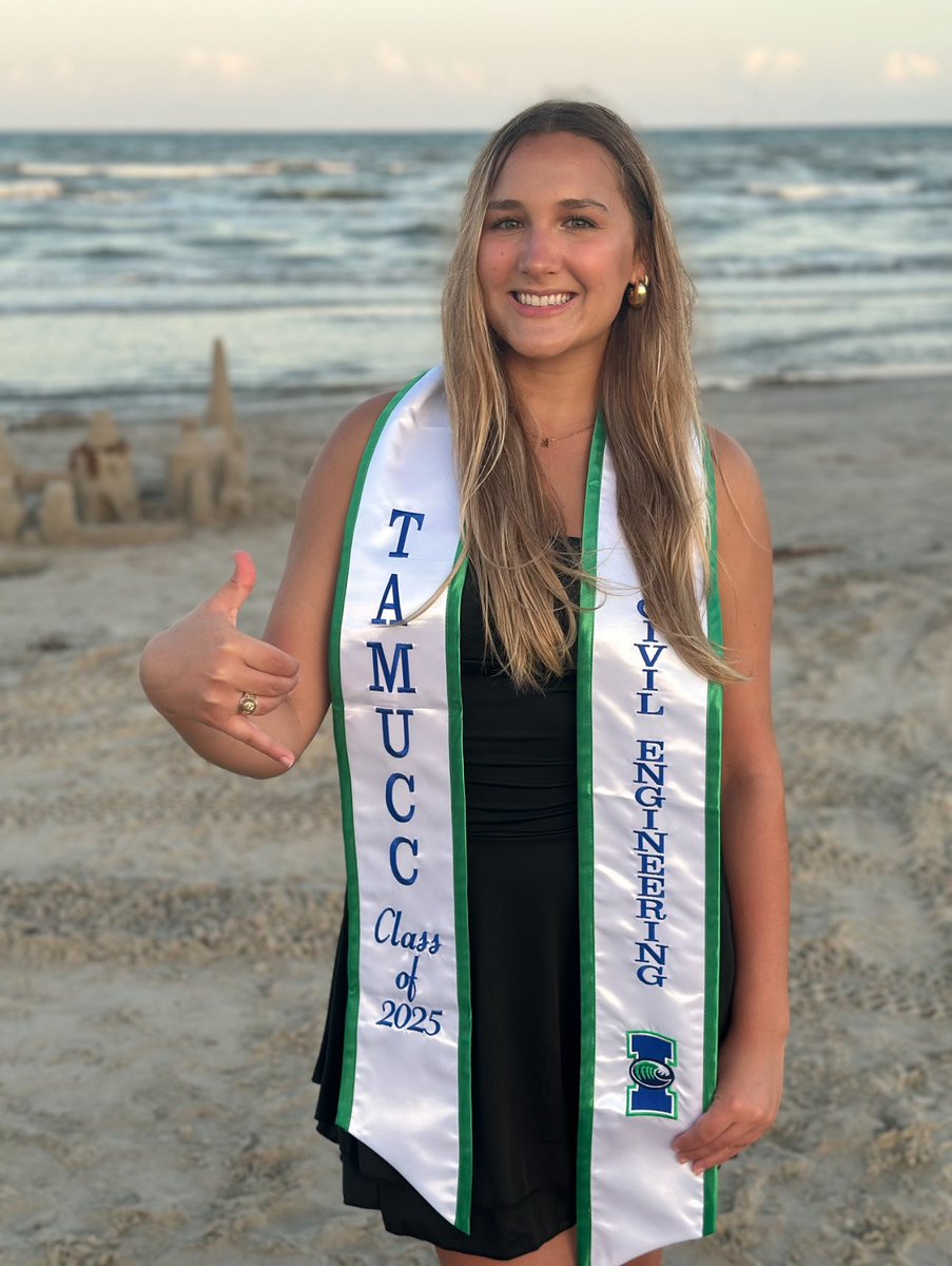 JannerShae's tweet photo. Took some time to snap pics of a future TAMUCC Islander alumni.  She makes us all so proud. 21 more weeks and then who knows!!?!?!? The world is your oyster. #tamucc https://t.co/poML1aLAAe