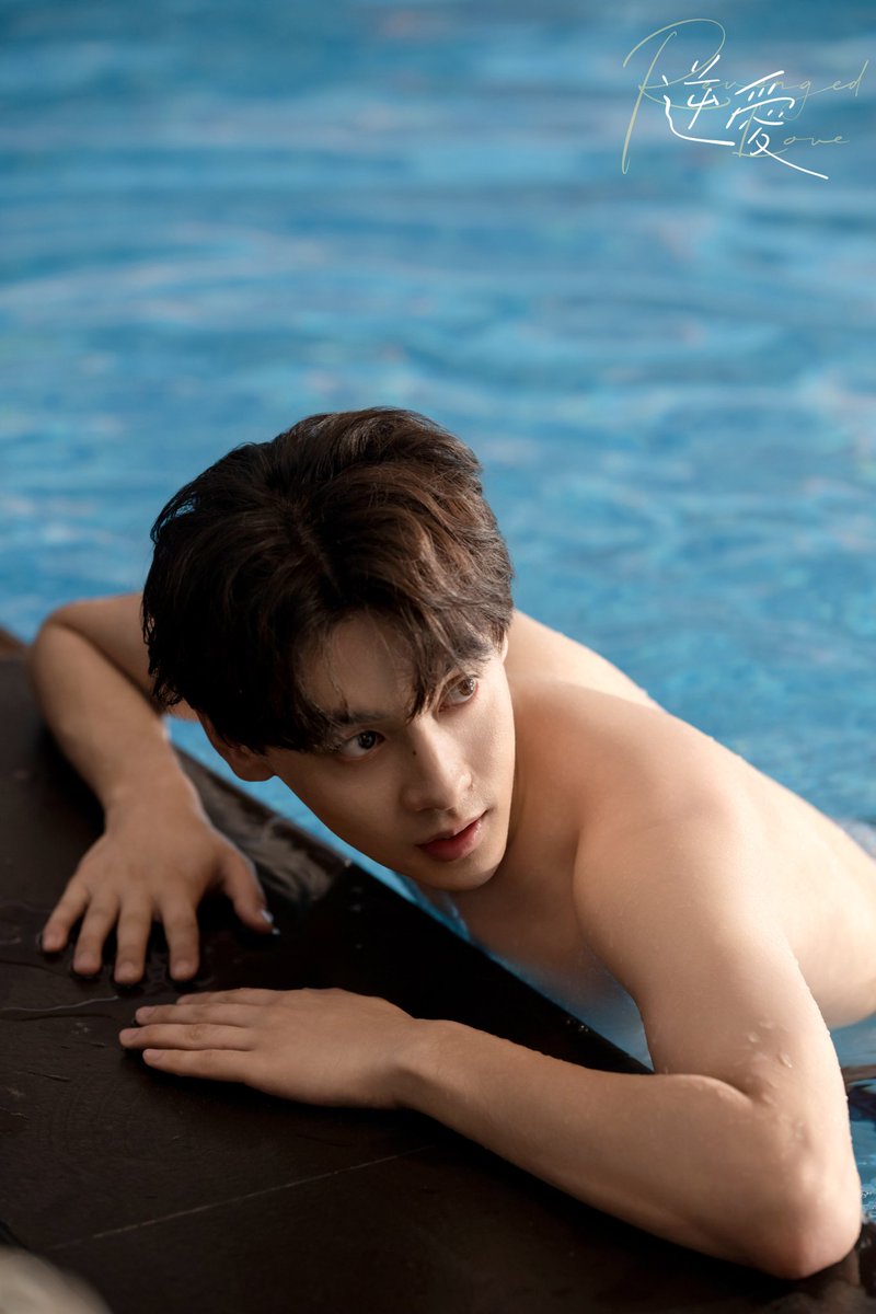 Chi cheng in swimming poll,Man is so gorgeous. Can't wait for