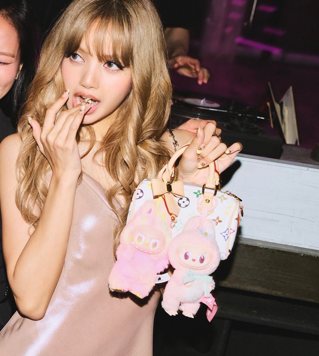BuzzingPop's tweet photo. LISA stuns posing with her Louis Vuitton LABUBU bag. https://t.co/3CZNbpk1hm