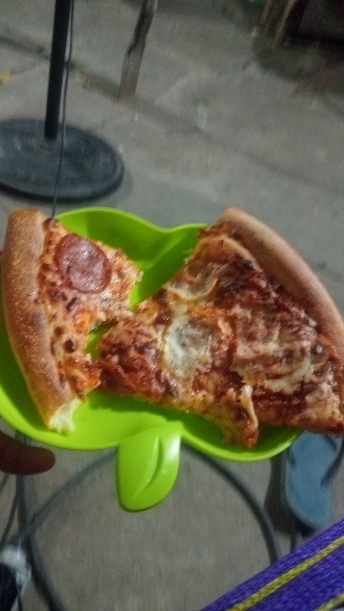 demengre's tweet photo. Andamos comiendo bien rico unas ricas pizzas 

Y buenas noches mis  Villanos y villanas https://t.co/HBsn76jBME