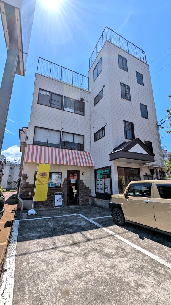 CurryandBurger168でチリホットチーズバーガーを注文。カリカリのバンズに肉肉しいパテ、チーズ＆アボカド、ピリ辛のソースが絶妙！ポテト＆オニオンリング、特にオニオンリングがカリカリで美味。瓶コーラを直飲みするのも久しぶりで新鮮。本格バーガーが味わえるお店でした！
#ハンバーガー