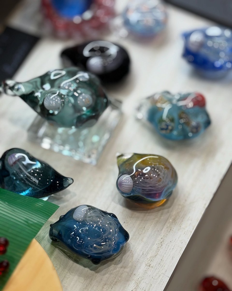 yukikooshino's tweet image. 博物ふぇすてぃばる!11

2日目 始まりましたー

あいかわらずすごい人🫢

glass accessory押野
F82で皆さまをお待ちしておりまぁす

今日はメンダコ以外も回してるかもよっ

#博物ふぇす