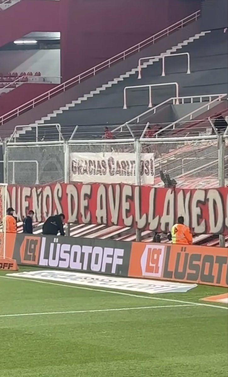 Martinprochitko's tweet image. LA PEOR BARRA DE LA HISTORIA. LE HICIERON UNA BANDERA A TEVEZ.