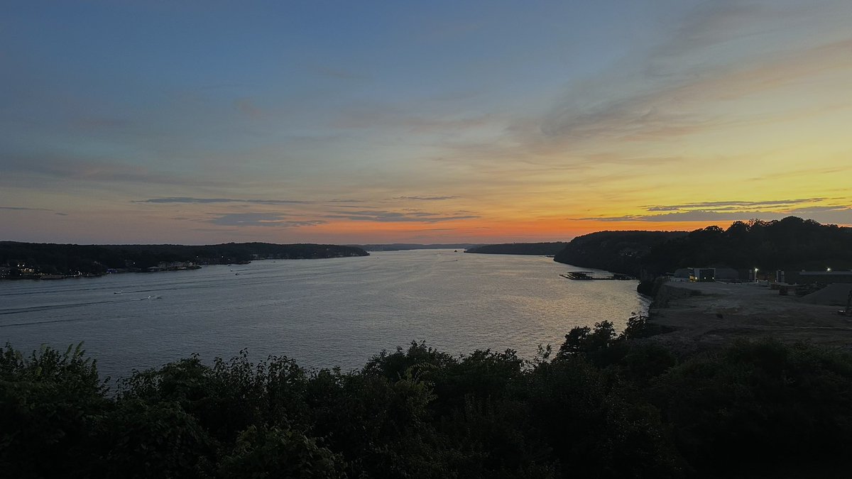 BaxtersLO's tweet photo. Wrapping up a summer Sunday evening with the perfect view 🌅✨ Until next time, weekend. 🌊❤️ #LakeOfTheOzarks #SavorTheFood #RememberTheView @KOMUMatt @KRCG13 @ABC17Stormtrack https://t.co/s6RYARUkLK