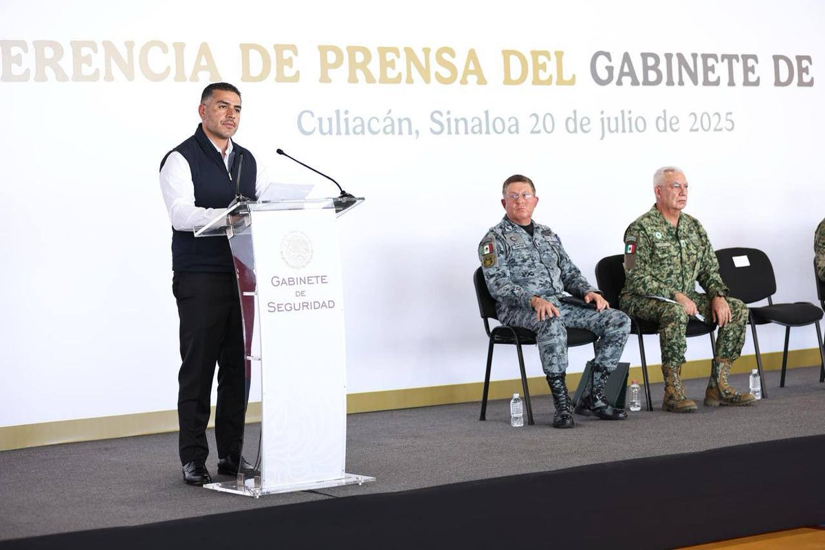 mariselazuiga1's tweet photo. En conferencia de prensa en el Estado de Sinaloa nuestro Secretario de @SSPCMexico @OHarfuch
Recordó que fue el Ejército Mexicano quien capturo a Ovidio Guzmán utilizando mecanismos de investigación e inteligencia.
#TeamMZC #PoderMenstrual https://t.co/3qIN3hccrH