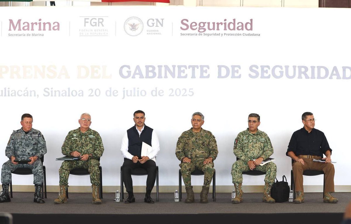 mariselazuiga1's tweet photo. En conferencia de prensa en el Estado de Sinaloa nuestro Secretario de @SSPCMexico @OHarfuch
Recordó que fue el Ejército Mexicano quien capturo a Ovidio Guzmán utilizando mecanismos de investigación e inteligencia.
#TeamMZC #PoderMenstrual https://t.co/3qIN3hccrH