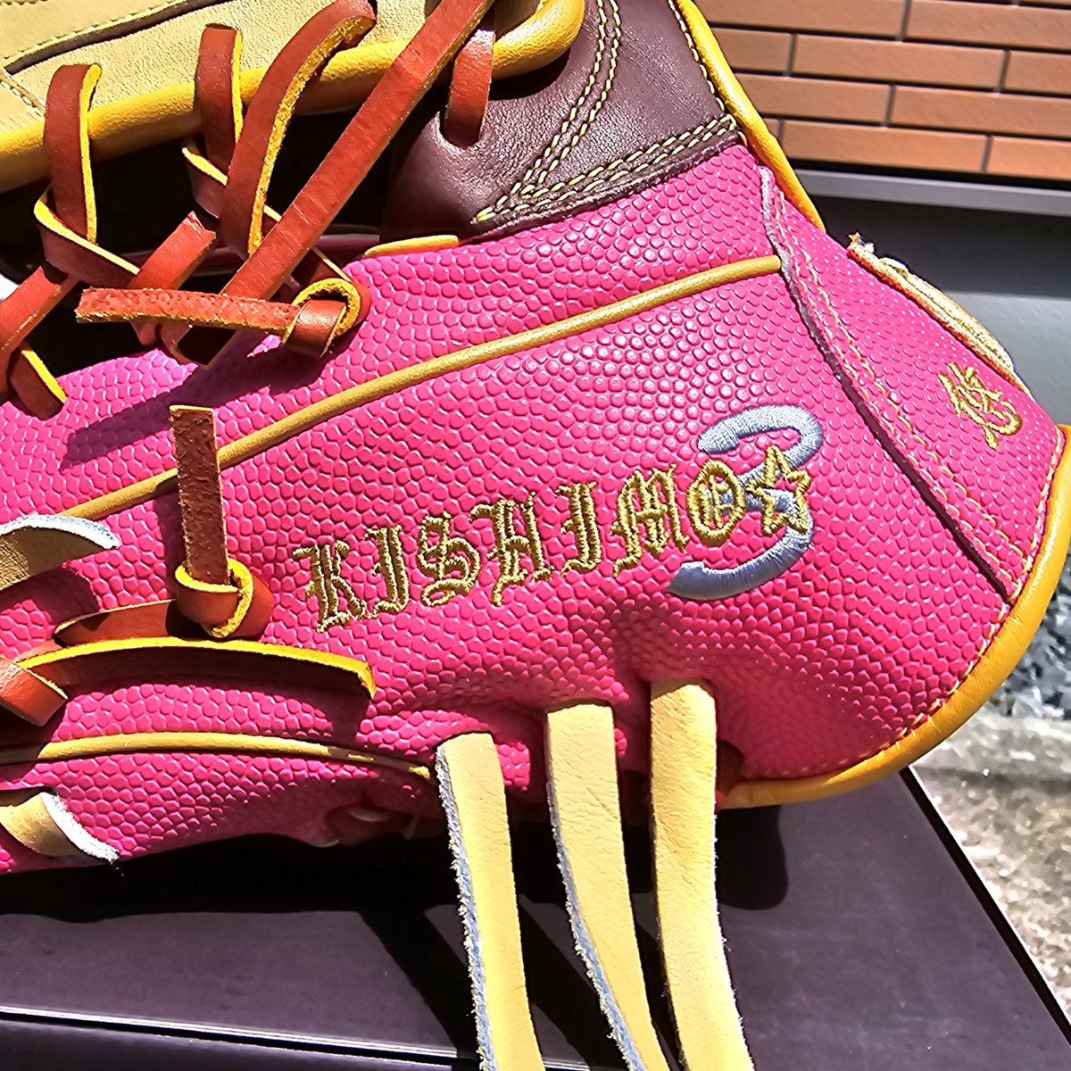 sigma0303's tweet photo. NEWグローブ⚾
濃いめのピンクが欲しかったけんウィルソンのスーパースキンのFピンクメインにした！
刺繍もお気に入り✨

#ウィルソン #wilson #ウィルソングローブ #wilsonbaseball #野球 #草野球 #ベースボール #baseball #オーダーグローブ #軟式野球 #スーパースキン #使わな損ウイルソン https://t.co/aqQ8ZtvwF9