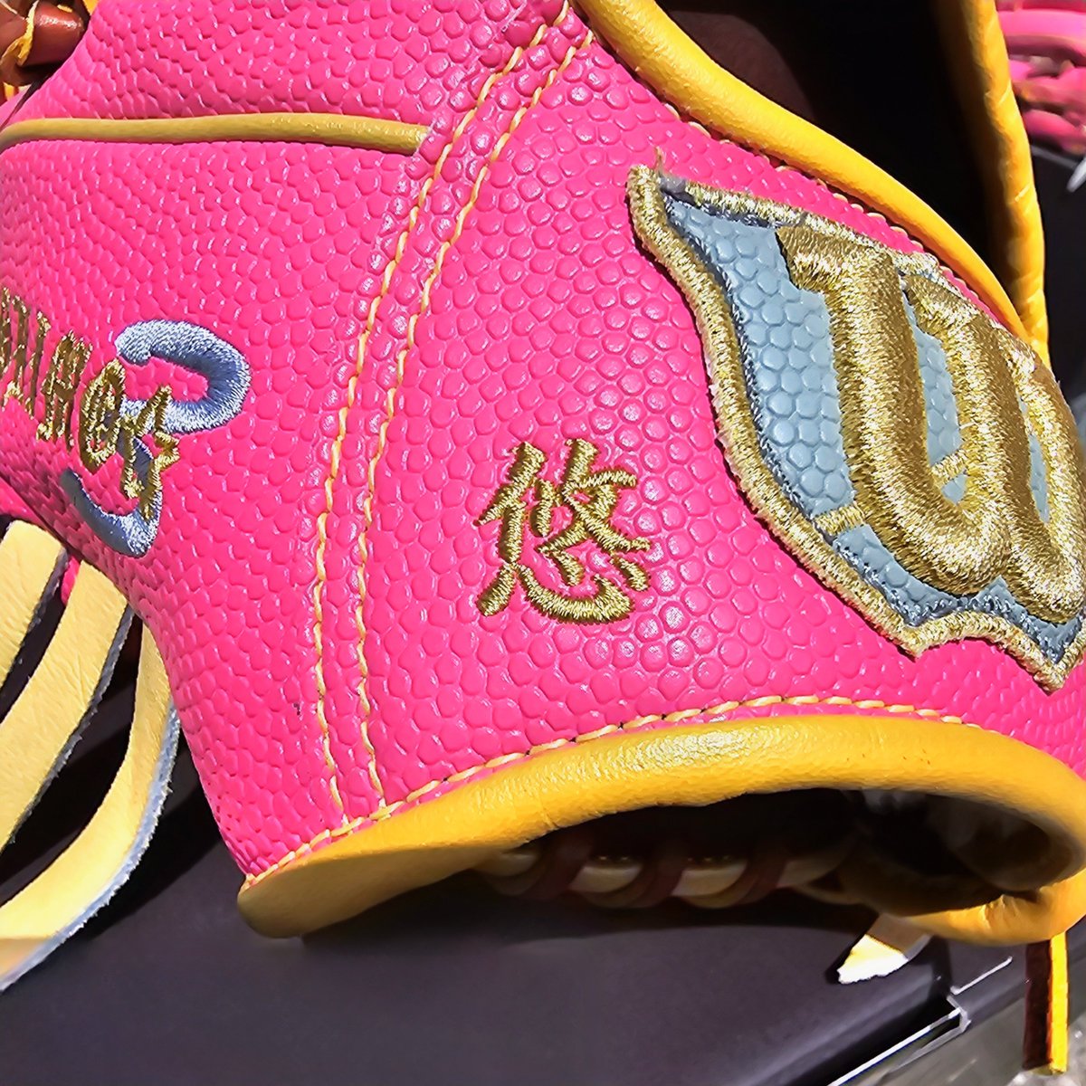 sigma0303's tweet photo. NEWグローブ⚾
濃いめのピンクが欲しかったけんウィルソンのスーパースキンのFピンクメインにした！
刺繍もお気に入り✨

#ウィルソン #wilson #ウィルソングローブ #wilsonbaseball #野球 #草野球 #ベースボール #baseball #オーダーグローブ #軟式野球 #スーパースキン #使わな損ウイルソン https://t.co/aqQ8ZtvwF9