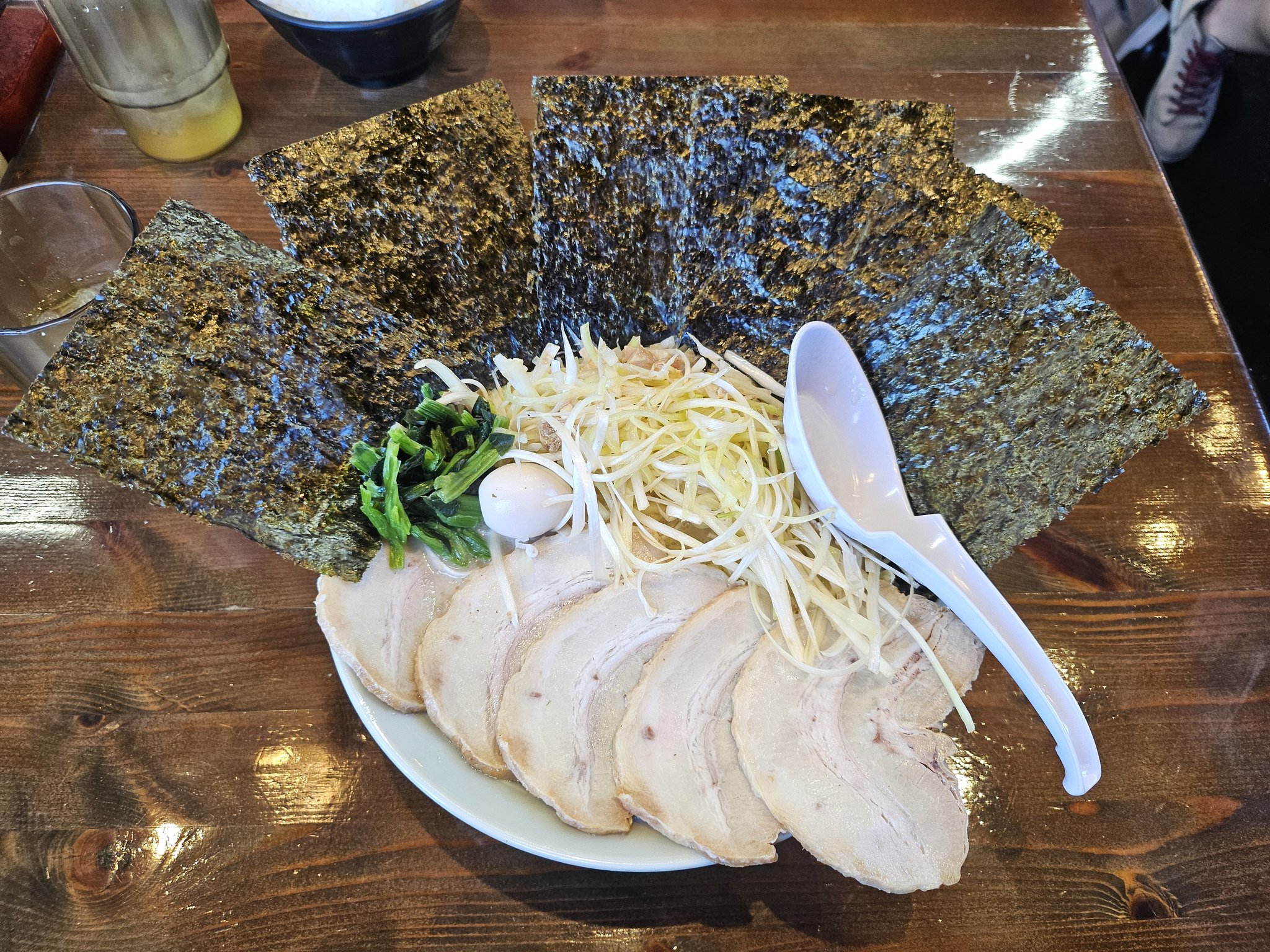 魂心家とオーバーロードのコラボ丼 魂心家 オーバーロード 聖王国編 コラボ どんぶり 黒 丼 映画