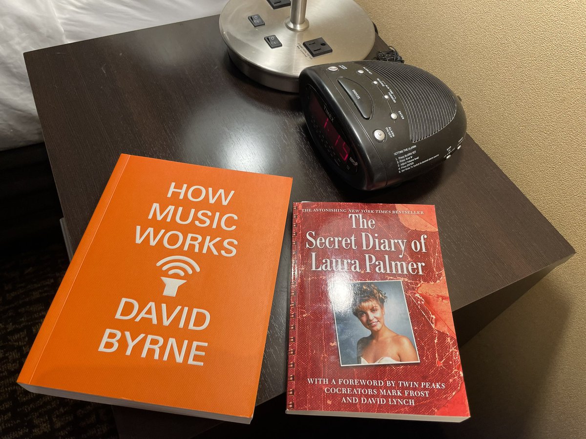 memorylossmilf's tweet photo. Successful Barnes and noble run !! https://t.co/bNtieUphQb
