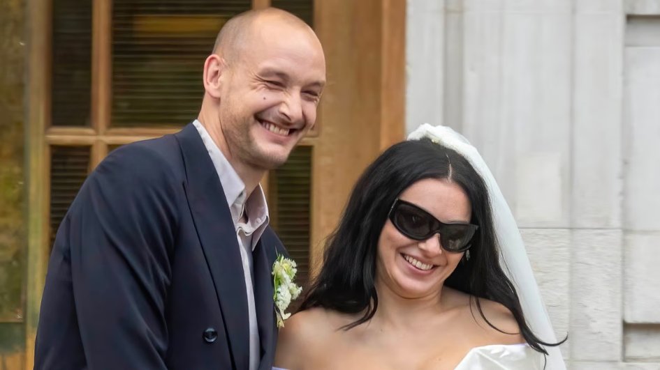 Charli XCX just wed George Daniel in a stylish, low-key ceremony, rocking a mini dress and shades! Her bold, unique wedding ring is valued at around 10K.  dailymail.co.uk/tvshowbiz/arti…