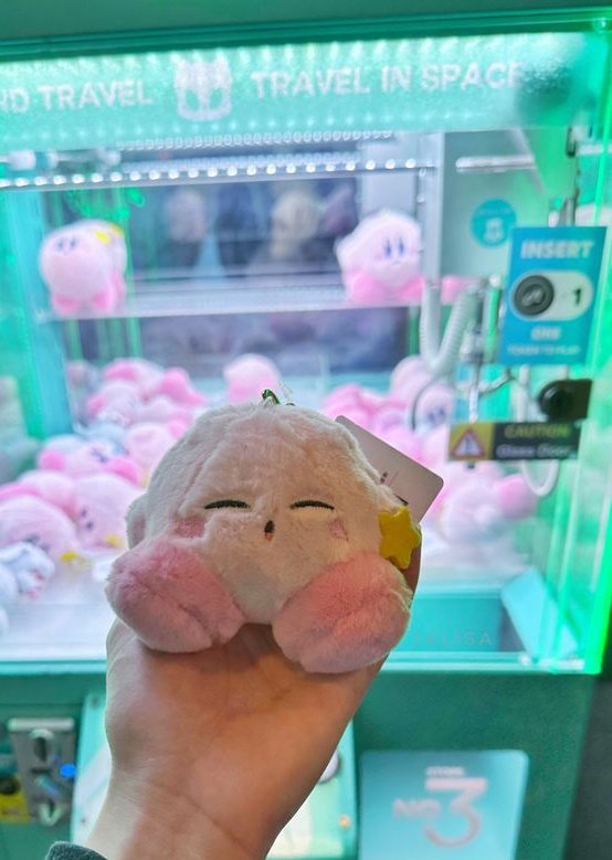 Rasmxdivs_'s tweet image. En cuanto vió el mensaje de Blake, dejó todo atrás y se fue a buscarlo, llevaba un pequeño peluche que sacó, no le iba a dar a su hijo feo.
— BOMBÓN!! — le habló apenas lo vió @burninglettersz