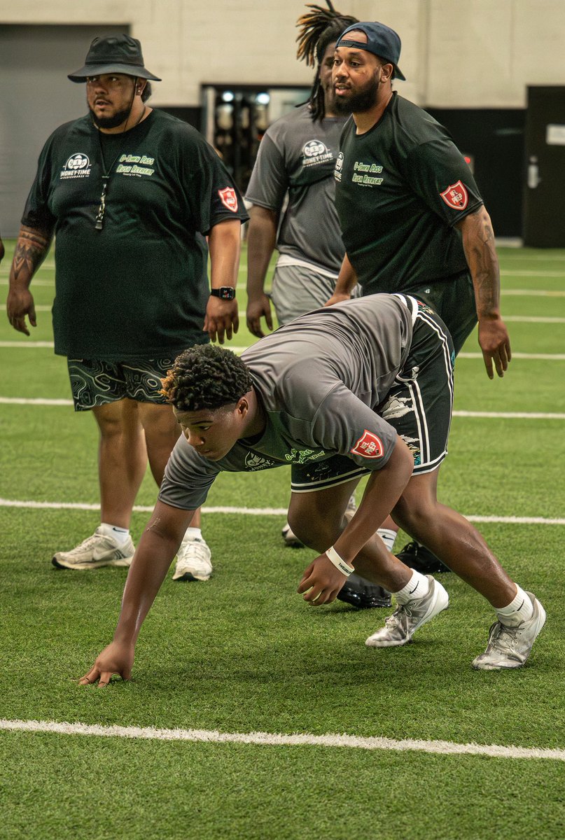 COACHMONEY0's tweet image. D-Town Pass Rush Retreat Year 1 in the books🔥🔥Shoutout to every dog that showed up & every coach that poured into the next generation. The energy was DIFFERENT. This ain’t a camp, it’s a MOVEMENT. We only goin’ UP from here.📈#DtownPassRushRetreat #YearOneLegendary