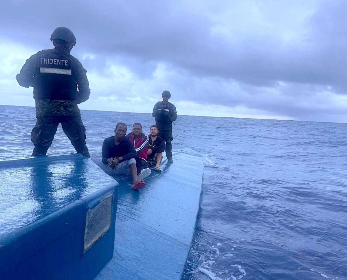 nayibbukele's tweet image. Nuestra Marina Nacional interceptó una embarcación de bajo perfil (LPV) a 600 millas náuticas (1,111 kilómetros) al suroeste de la Bocana El Cordoncillo, Estero de Jaltepeque.
A bordo iban tres narcotraficantes, dos ecuatorianos y un colombiano.
Transportaban 1.3 toneladas de…