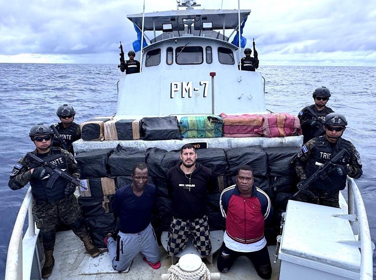nayibbukele's tweet image. Nuestra Marina Nacional interceptó una embarcación de bajo perfil (LPV) a 600 millas náuticas (1,111 kilómetros) al suroeste de la Bocana El Cordoncillo, Estero de Jaltepeque.
A bordo iban tres narcotraficantes, dos ecuatorianos y un colombiano.
Transportaban 1.3 toneladas de…