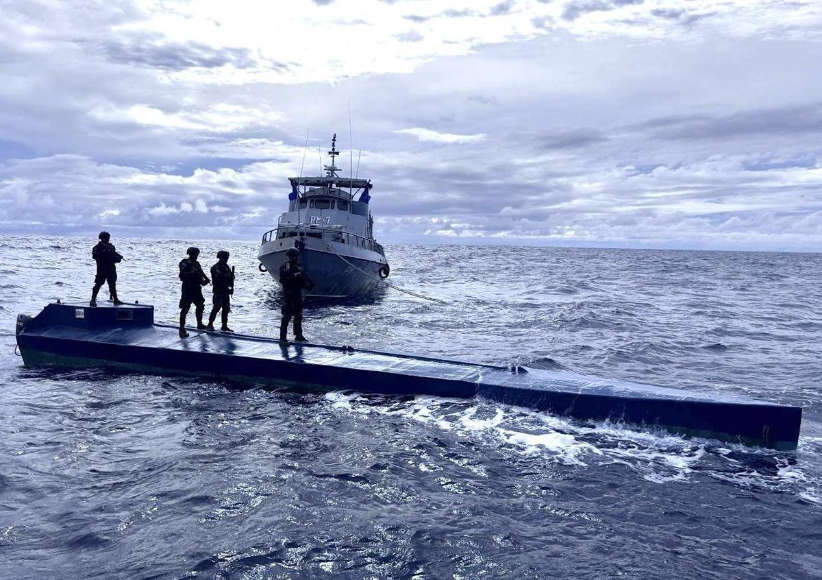 nayibbukele's tweet image. Nuestra Marina Nacional interceptó una embarcación de bajo perfil (LPV) a 600 millas náuticas (1,111 kilómetros) al suroeste de la Bocana El Cordoncillo, Estero de Jaltepeque.
A bordo iban tres narcotraficantes, dos ecuatorianos y un colombiano.
Transportaban 1.3 toneladas de…