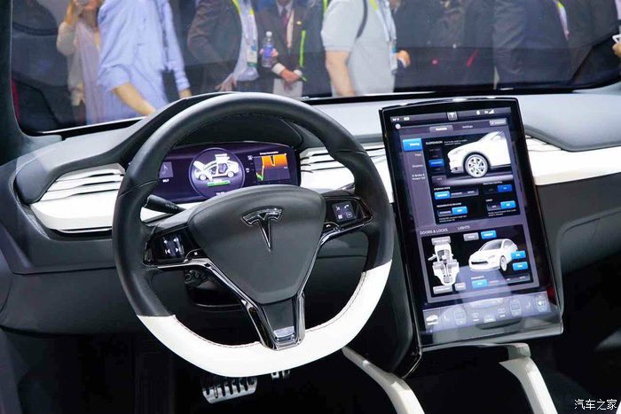 xmg0018's tweet image. In order to commemorate the Model X prototype car, I specially modified this steering wheel, which is black and white. Do you think this is handsome? Salute to Elon !为了纪念Model x原型车,特意改装了一下这个方向盘,黑白双色的,大家看这个帅不帅?向马斯克致敬@elonmusk @ray4tesla