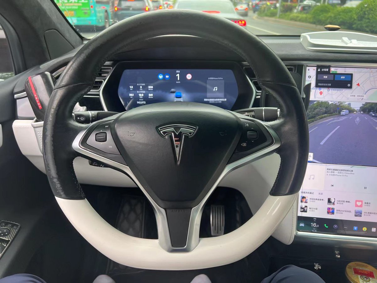 xmg0018's tweet image. In order to commemorate the Model X prototype car, I specially modified this steering wheel, which is black and white. Do you think this is handsome? Salute to Elon !为了纪念Model x原型车,特意改装了一下这个方向盘,黑白双色的,大家看这个帅不帅?向马斯克致敬@elonmusk @ray4tesla