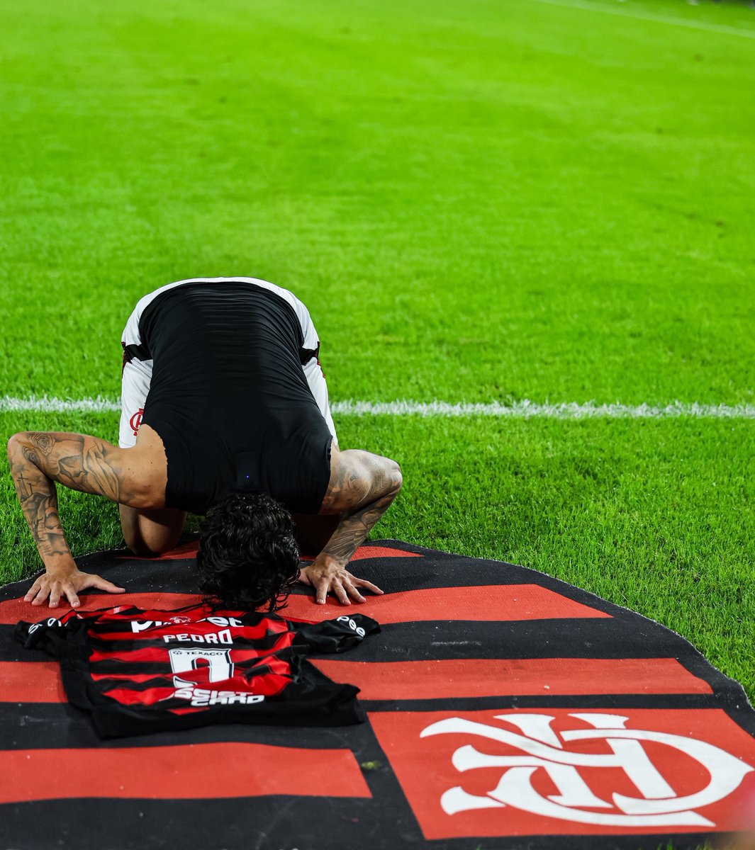 martinFLA81's tweet photo. Noite!!!

Jogo difícil, amarrado, contra um adversário que veio apenas pra segurar o empate.

Todo torcedor do Flamengo que se preze, quando viu a lista de relacionados, já sabia o que aconteceria. Algumas coisas parecem escritas caprichosamente por outro plano.

Na volta da Raça Rubro-Negra, só poderia dar Flamengo. Não poderia ser diferente. Aproveito a deixa, mais do que perfeita, pra saudar publicamente meu querido amigo @crbenfica, um dos grandes rubro-negros que conheço, que suou noite e dia pra ajudar juridicamente no retorno do Pulmão da Arquibancada, cuja presença é imprescindível. Parabéns a todos que possibilitaram isso!

A chegada do bloco, mar vermelho, foi arrepiante. Ficou marcado na história…

Quando Pedro, que aquecia na Sul, sob vaias e xingamentos dos tricolores, foi chamado por Filipe o Maracanã veio abaixo, do lado de cá e do lado de lá. Eles temem, sabe que a verdadeira definição de CARRASCO não se dá por 2 golzinhos em 9 jogos, mas pelo que Pedro faz com o Fluminense.

Entendam, lixo não caça Urubu, é o Urubu que se alimenta dele…

Animal espetacular, encantador, de beleza incompreendida pela sociedade.

“VAI SE FUDEEEERR O PEDRO É MATADOR DE SÉRIE CÊÊÊ…”

Além disso, @Pedro9oficial é Flamengo. Muito, desde pequeno. @filipeluis é Flamengo. Muito, desde pequeno.

E Nós, nós somos o Flamengo, desde pequenos. Mas de pequenos não temos nada. Maior do Mundo, inevitável e insuportável.

E nessa dividida eu fico do lado do que é melhor pro Flamengo. Se um puxão de orelha público se tornou mais do que necessário, e não era apenas sobre GPS ou treinamentos, se engana quem pensa assim, bem, então que bom que isso ajudou Pedro a focar no que realmente importa.

Assunto encerrado? Assim espero!

Algumas coisas só se resolvem no campo. É nas quatro linhas que se responde, com bola na rede, que se supera qualquer problema.

E que hoje tenha deixado claro, José Boto, no Flamengo você é um zé ninguém, e ainda é odiado pelo elenco, com razão (não apenas pelo desrespeito a Pedro, mas a outros atletas 🇺🇾 - e me parece que isso já está vazando, e que bom…). Respeite os ídolos do clube, respeito à história do Flamengo. Não é Croácia ou Ucrânia. Nunca ganhou nada aqui, nunca nos representou em porra nenhuma. Se as primeiras impressões são as que ficam, é possível dizer que mesmo sendo campeão jamais terá o carinho e a identificação da Nação. Ou não, vai quê, apenas o tempo irá responder.

Grande vitória, do jeitinho que tinha que ser. 1-0 rs…

Os caras entraram fechadinhos pra jogar por uma bola, como se fosse Inter de Milão, Al Hilal… Mas era o Flamengo.

E aí meu amigo, o buraco é mais embaixo, perder pro Flamengo é NORMAL, nesse clássico nosso rival continua sendo o EMPATE…

O conto de fadas acabou.
A realidade é cruel, implacável.
Tu tá no RJ, não é Disney!

A Raça voltou, Pedro Guilherme voltou!

E os reforços precisam chegar, pra ontem…

General Ortiz “gordinho”? Aham! 🤙🏼
Assistência, clean sheet e vitória.
De barriga cheia!!! 🤫👨🏻🤷🏻

E fica aqui uma sugestão aos amigos câmeras do CT, caprichem e peguem leve na hora das fotos. Avisem antes! Todo homem, trabalhador, distraído, num justo momento de relaxamento, acaba esquecendo de estufar a barriga rs…

Meio de semana? Bragantino, lá, chaaaaato demais, mas vambora!

Vamos juntos, pelo Eneacampeonato do Brasileiro. Conhecemos o enredo.

Até O Fim.

Nós.
Por Nós.
Pelos Nossos.

O seu Flamengo ganhou, @PretaGil!
Vai com Deus, hoje foi por você! 🖤