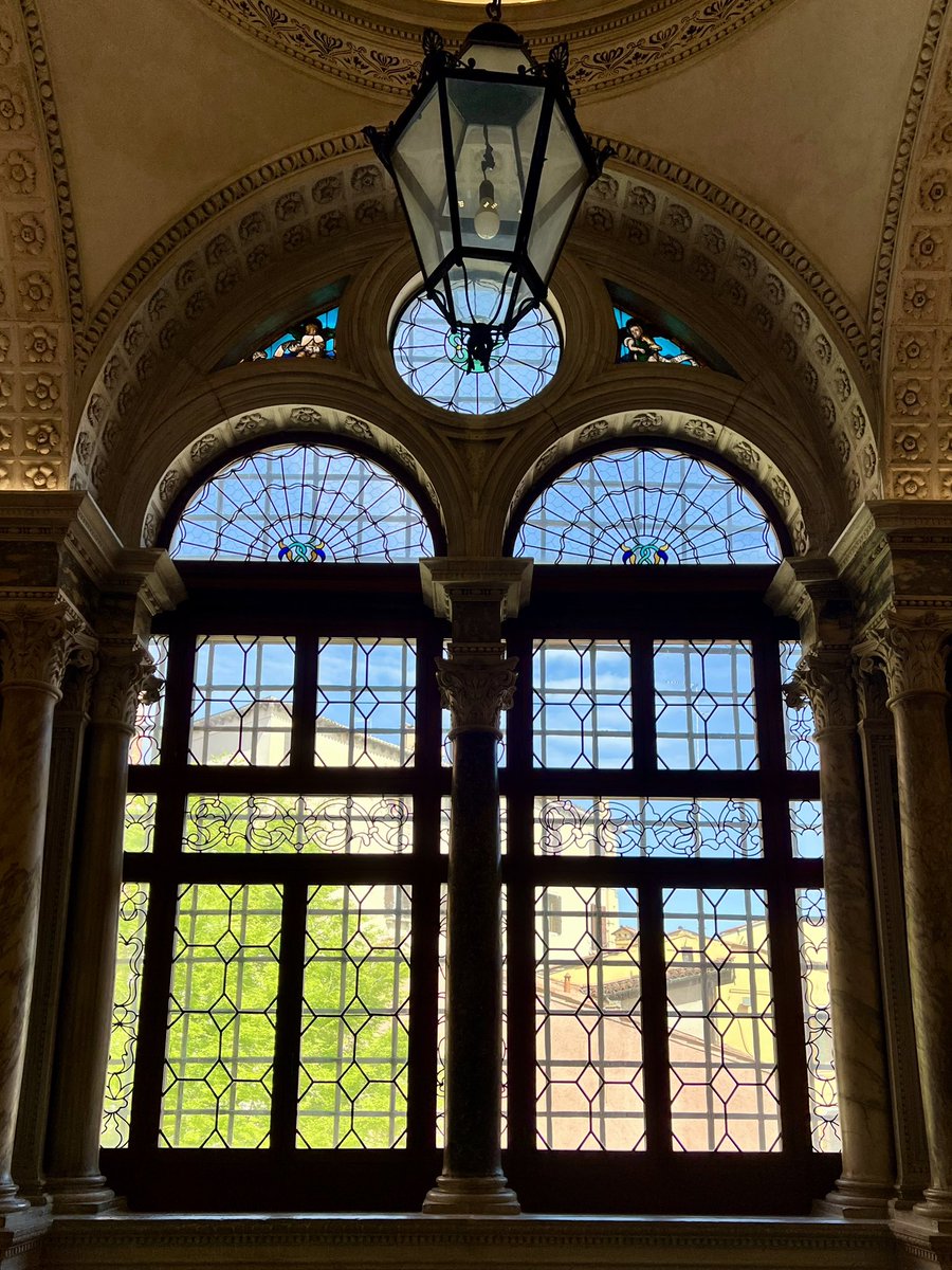 Shelli_BH's tweet image. Mauro Codussi’s famous window in the Scuola Grande di San Giovanni Evangelista, Venice, Italy.
It highlights Codussi’s “signature” motifs of circles and semi-circles.