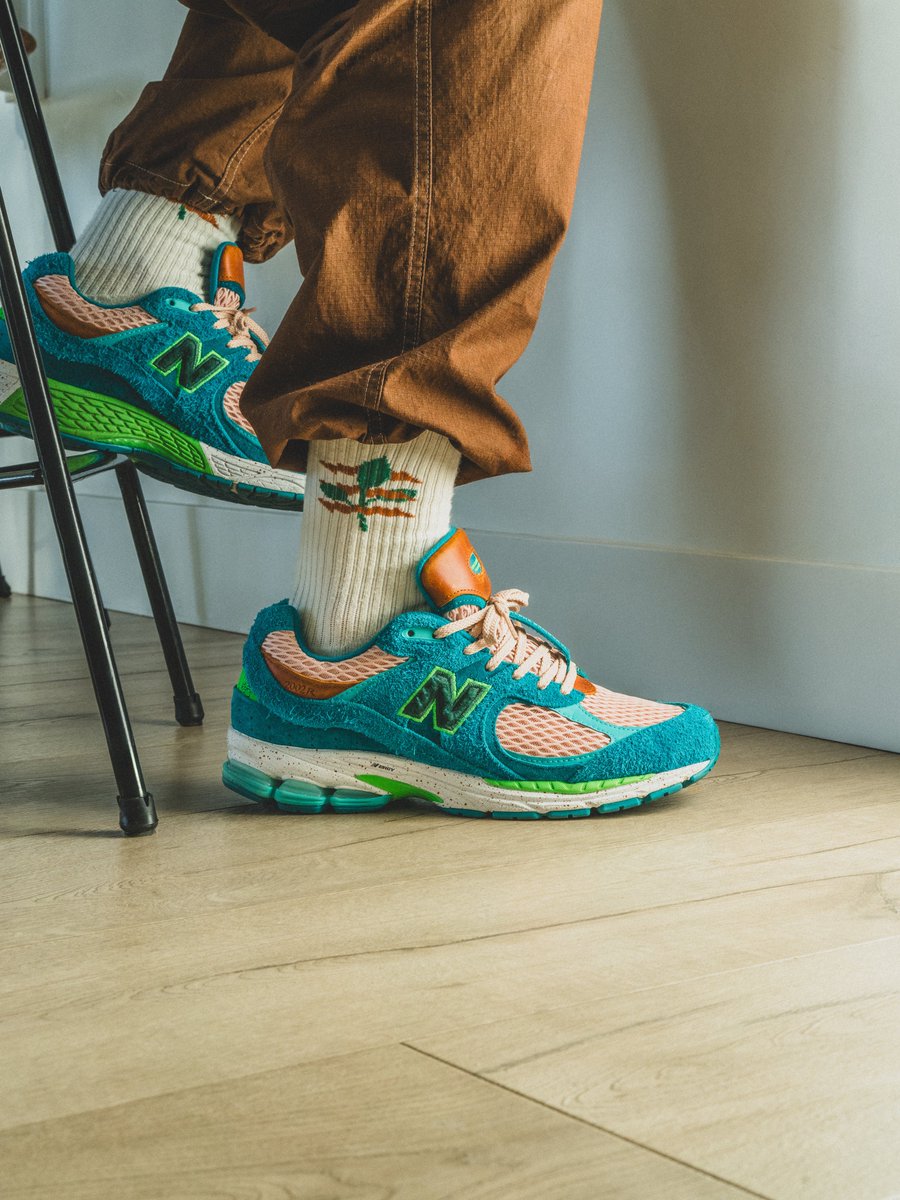 ad__sneaks's tweet image. Trying to get out of the studio more to take photos, but family life makes that challenging. Here's an attempt anyway.
My favorite Salehe project to date.
Water Be The Guide New Balance 2002r 🌊