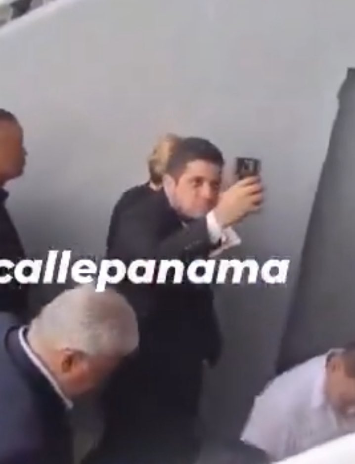 fannycruzpty's tweet photo. Quiero saber quién es este tipo, que va al lado de Astrid y adelante de Mulino, que dispara con su cámara a la gente que le grita asesino!
Así, tipo dictadura, te tome la foto, voy por ti!
Que les pasa? 
Vamos a poner esto en orden!
Quiero saber quién es este sabueso https://t.co/ZwCfJJWuq7