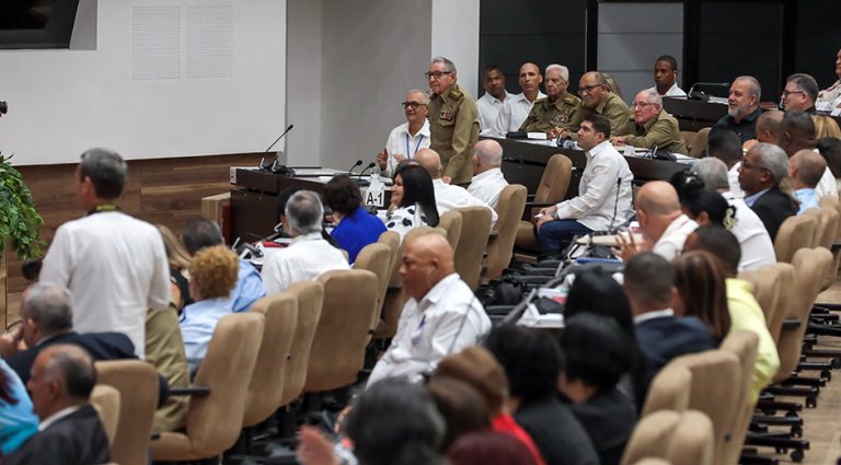 MeyvisEstevezE's tweet photo. La @AsambleaCuba aprobó una reforma constitucional que elimina límite de 60 años para ser elegido presidente de la República. Sobre el tema @JuventudRebelde esclarece algunos elementos significativos.
👇👇👇 https://t.co/LoQ0fI7x91 https://t.co/4zeY9LVr4d