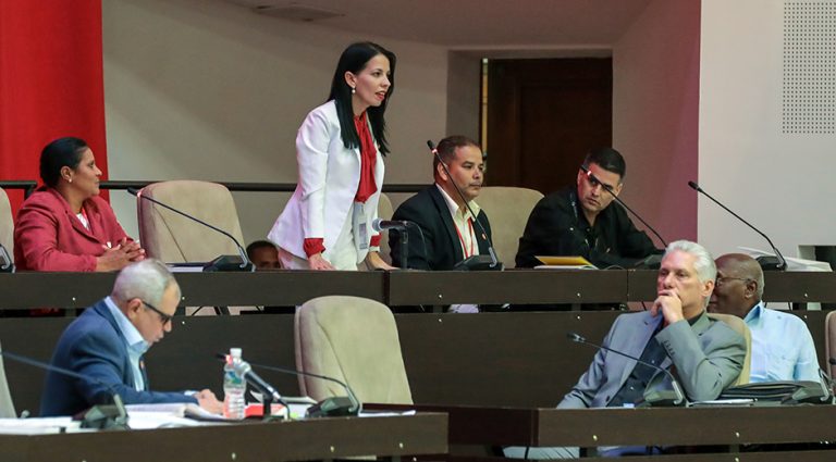 MeyvisEstevezE's tweet photo. La @AsambleaCuba aprobó una reforma constitucional que elimina límite de 60 años para ser elegido presidente de la República. Sobre el tema @JuventudRebelde esclarece algunos elementos significativos.
👇👇👇 https://t.co/LoQ0fI7x91 https://t.co/4zeY9LVr4d
