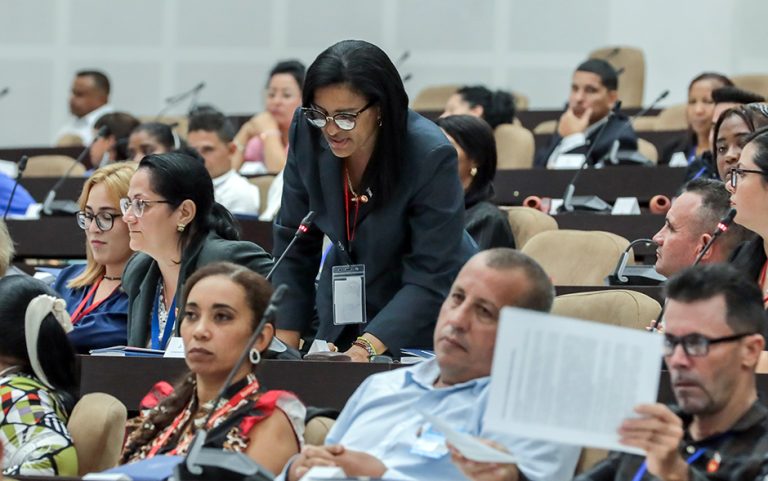 MeyvisEstevezE's tweet photo. La @AsambleaCuba aprobó una reforma constitucional que elimina límite de 60 años para ser elegido presidente de la República. Sobre el tema @JuventudRebelde esclarece algunos elementos significativos.
👇👇👇 https://t.co/LoQ0fI7x91 https://t.co/4zeY9LVr4d