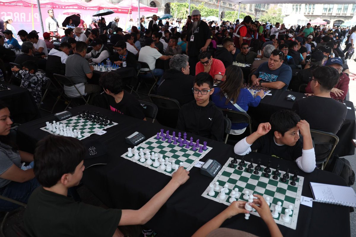 AnitaLomeli's tweet image. ♟️¡El Zócalo se llenó de estrategia y talento!
Más de 6 mil ajedrecistas y aficionados participaron hoy en el Festival del Ajedrez México Tenochtitlán, con torneos, ajedrez gigante, clases y música en vivo.
Un evento impulsado por @ClaraBrugadaM y #CapitalDeLaTransformación